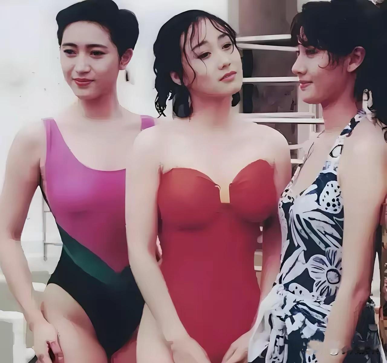 一张合照见分晓：港姐vs亚姐有何不同。

C位的亚姐冠军利智有着魔鬼般的身材，妩