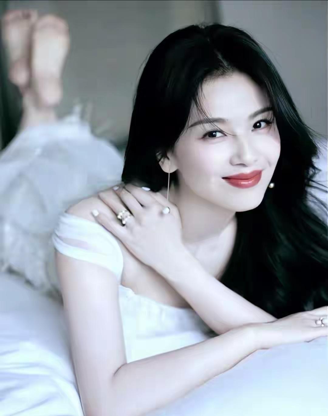 💞光影拾记｜第22期｜涛姐这微笑是无敌了！
刘涛，
始终是以端庄，知性示人的，