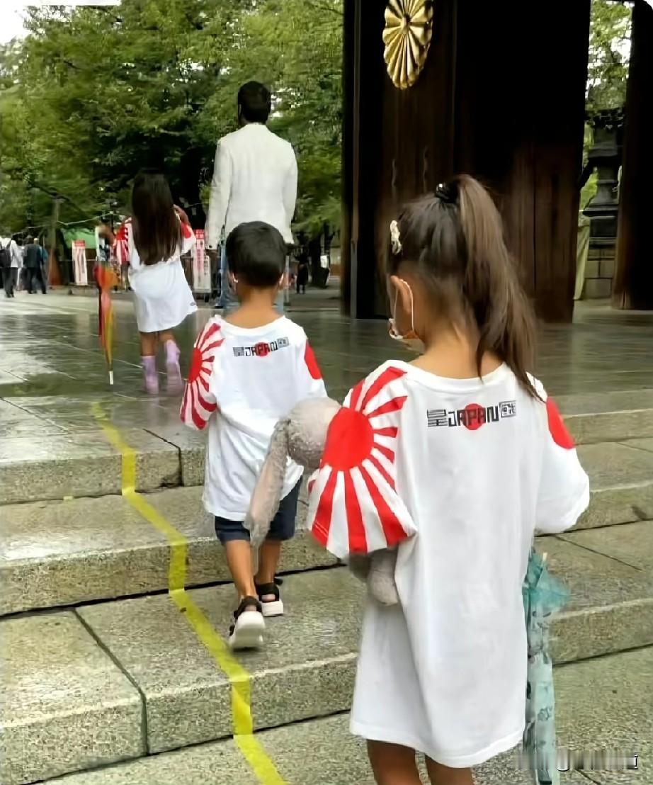 日本某些人从来不忘军国主义教育从孩子抓起。才五六岁的孩子就穿上印有军国主义标志的