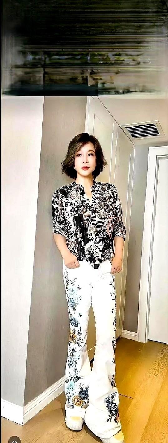 刘晓庆这次换了短发，气场一下就变了，利落、松弛、还带点锋芒，镜头一落到她身上，第