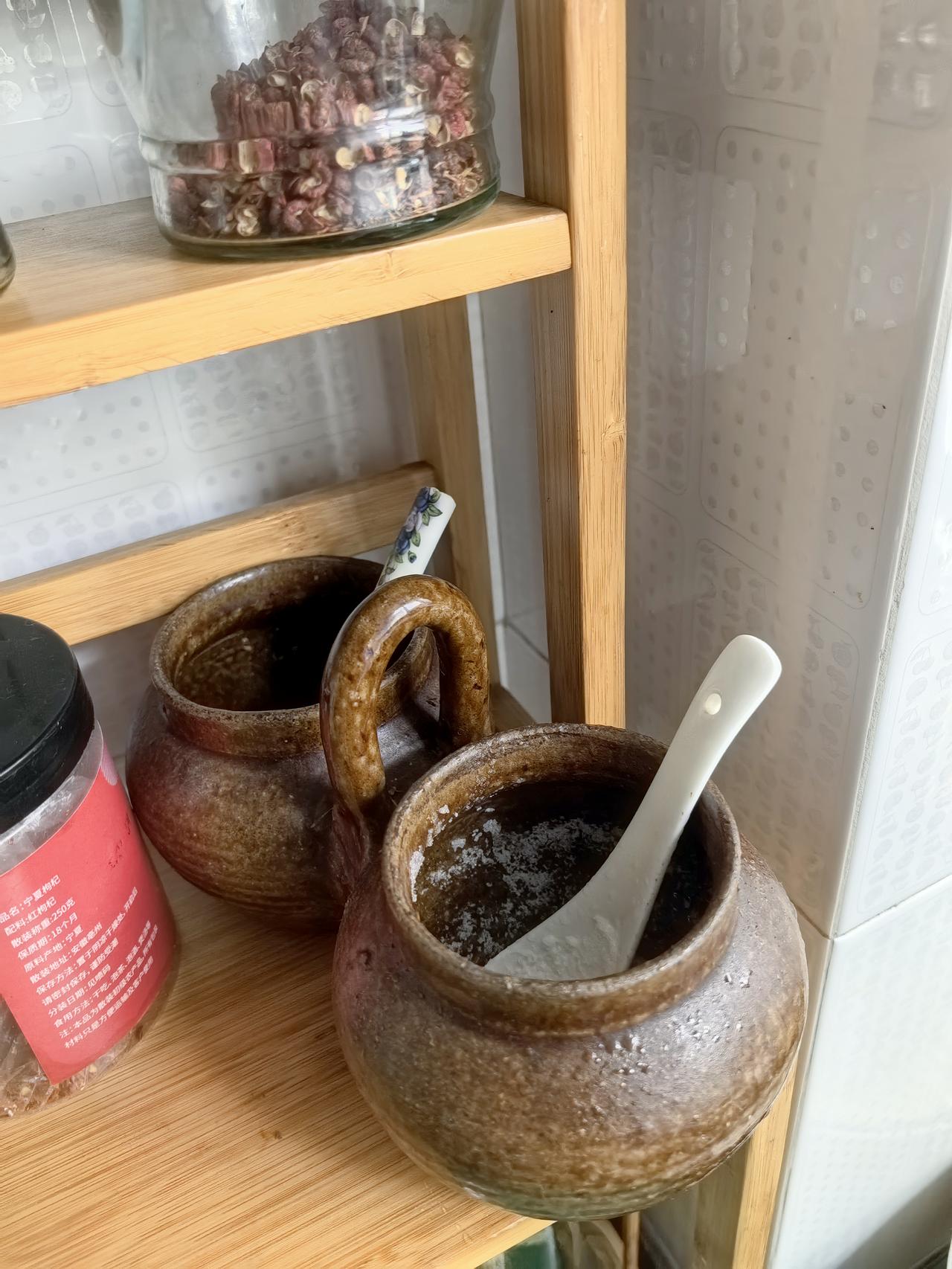 季节一到
盐罐便受潮
咸味悄悄淡掉

人生也会这样
有时潮湿
有时微凉
有些滋味