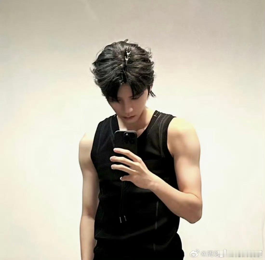 周翊然上一秒baby下一秒daddy谁懂周翊然的反差暴击！不脱衣服时是清爽少年感