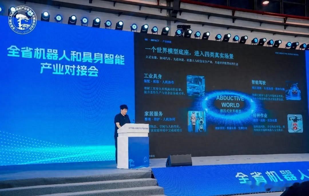 从“听懂”到“看懂”，一位00后创业者的技术战国时代。
现在AI圈子里，大家聊得
