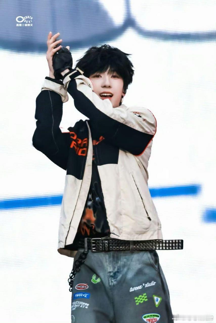 杨博文公开三周年应援杨博文公开三周年应援好盛大啊期待杨博文荣耀之战演出杨博文野心