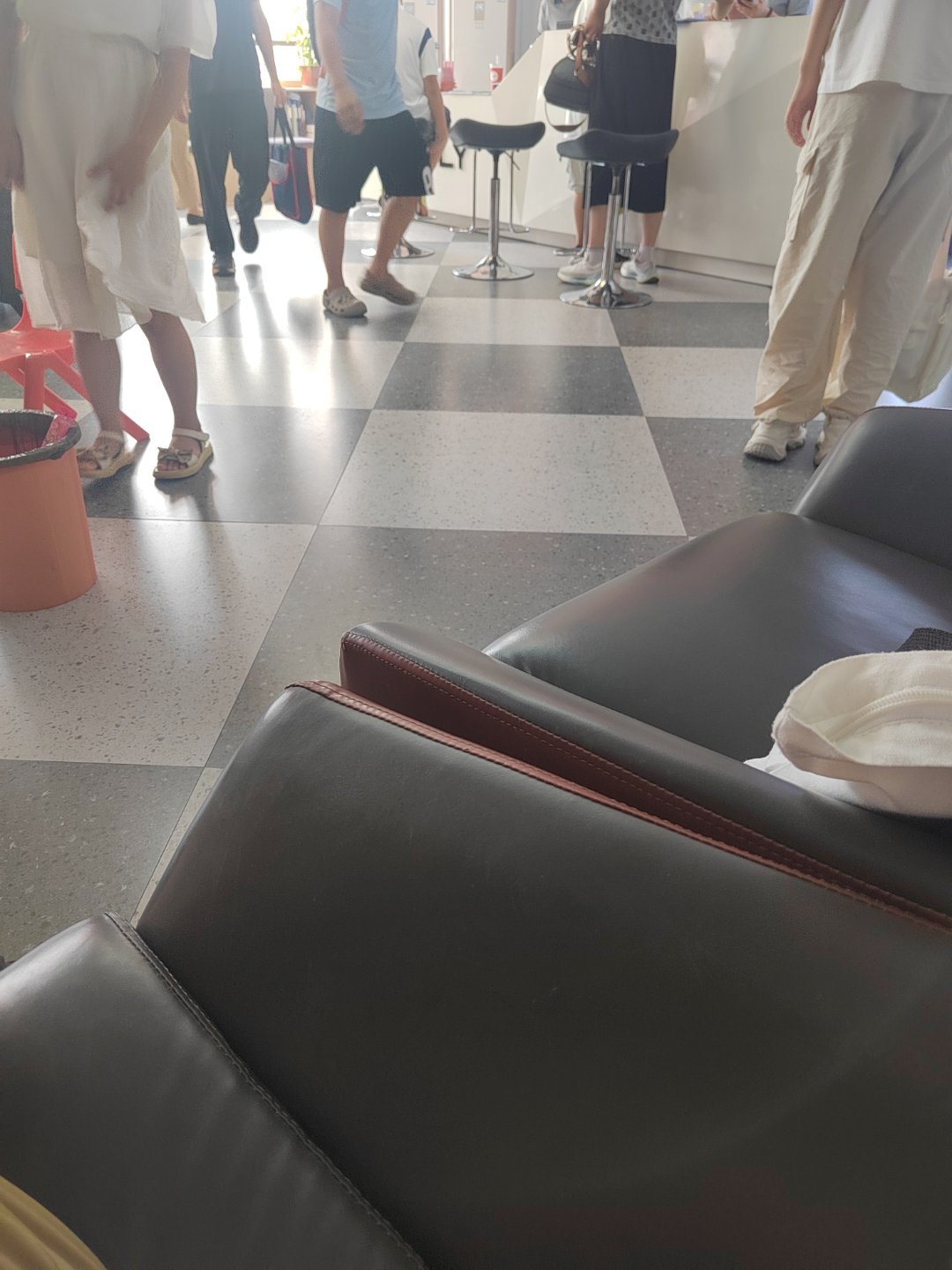 给小孩哥换了一个辅导班今天第一次上课天哪人可不是一般的多像一个小学校网红绵绸裤已