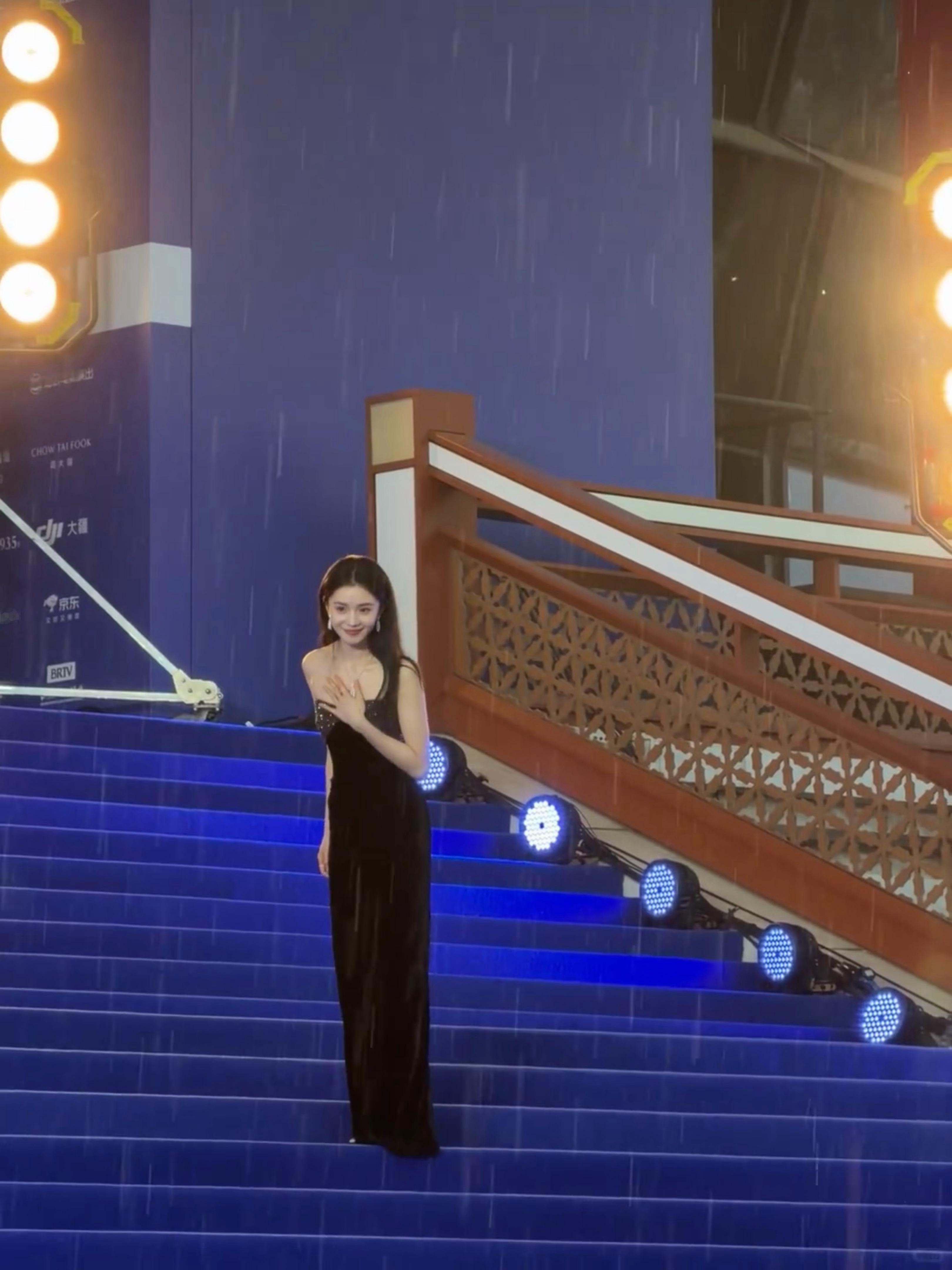 雨中的刘浩存北影节红毯