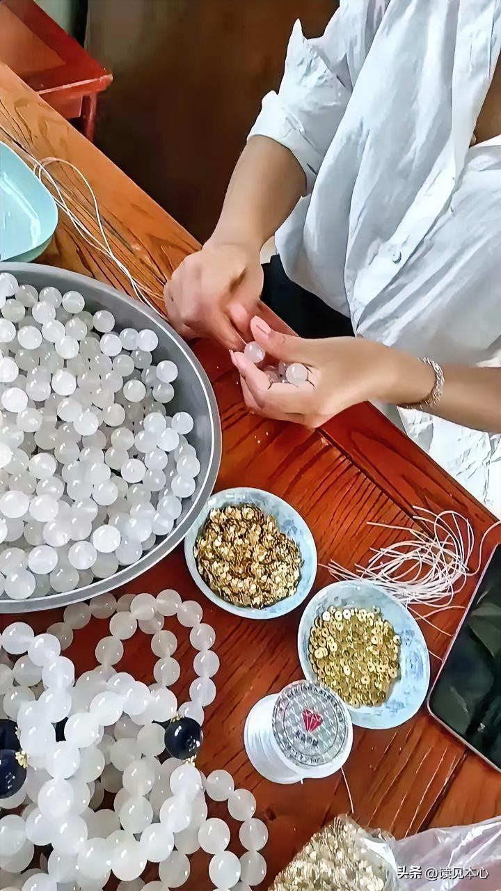 警惕“杀鸟盘”：那些让你先掏钱的“手工活”，全是陷阱

宝妈张女士在网上找了个串