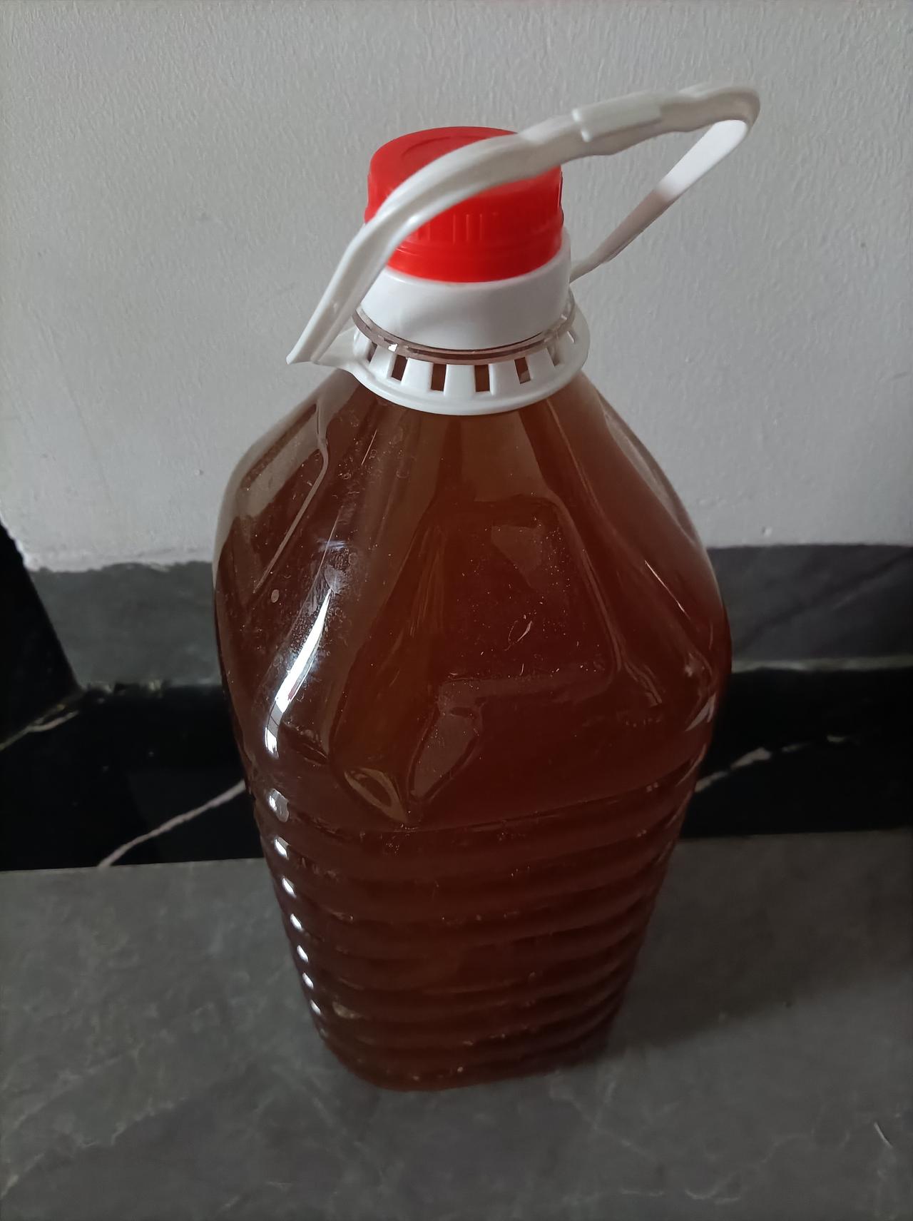 晒出我的今日美食我儿媳妇同事送的自酿客家黄酒，味道醇厚，香气浓厚，买的话说要30