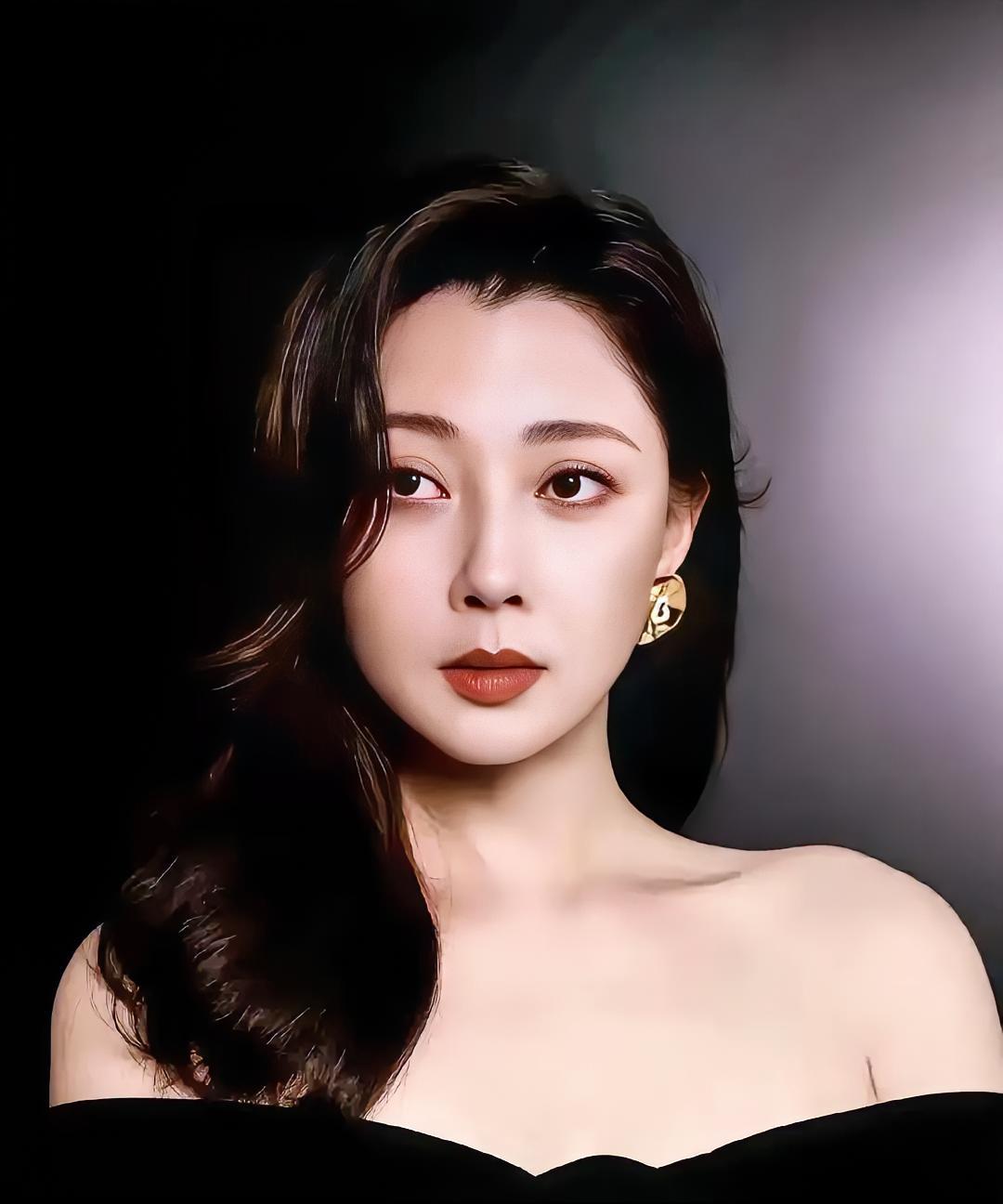 殷桃打车回老家那天，还有无数女演员在酒桌上笑着赔罪——她赢了，但更多女人连输的资