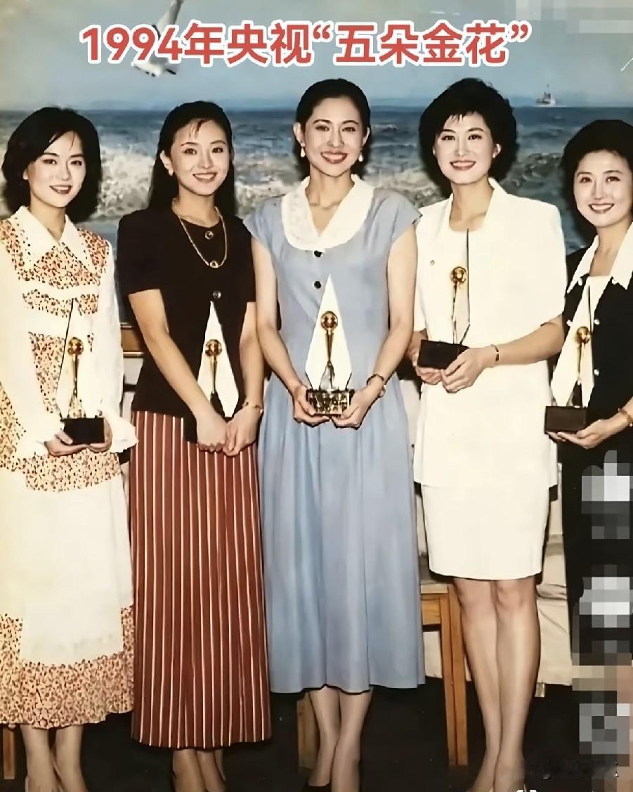 真的好想再看她们几位同台主持节目，可惜这个愿望没法实现了，如今五人里已经缺了一位