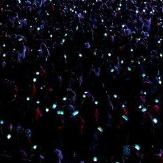 华晨宇首位全球前10中国内地歌手 hcy华晨宇广州路演人气 就让温暖 将我救赎，