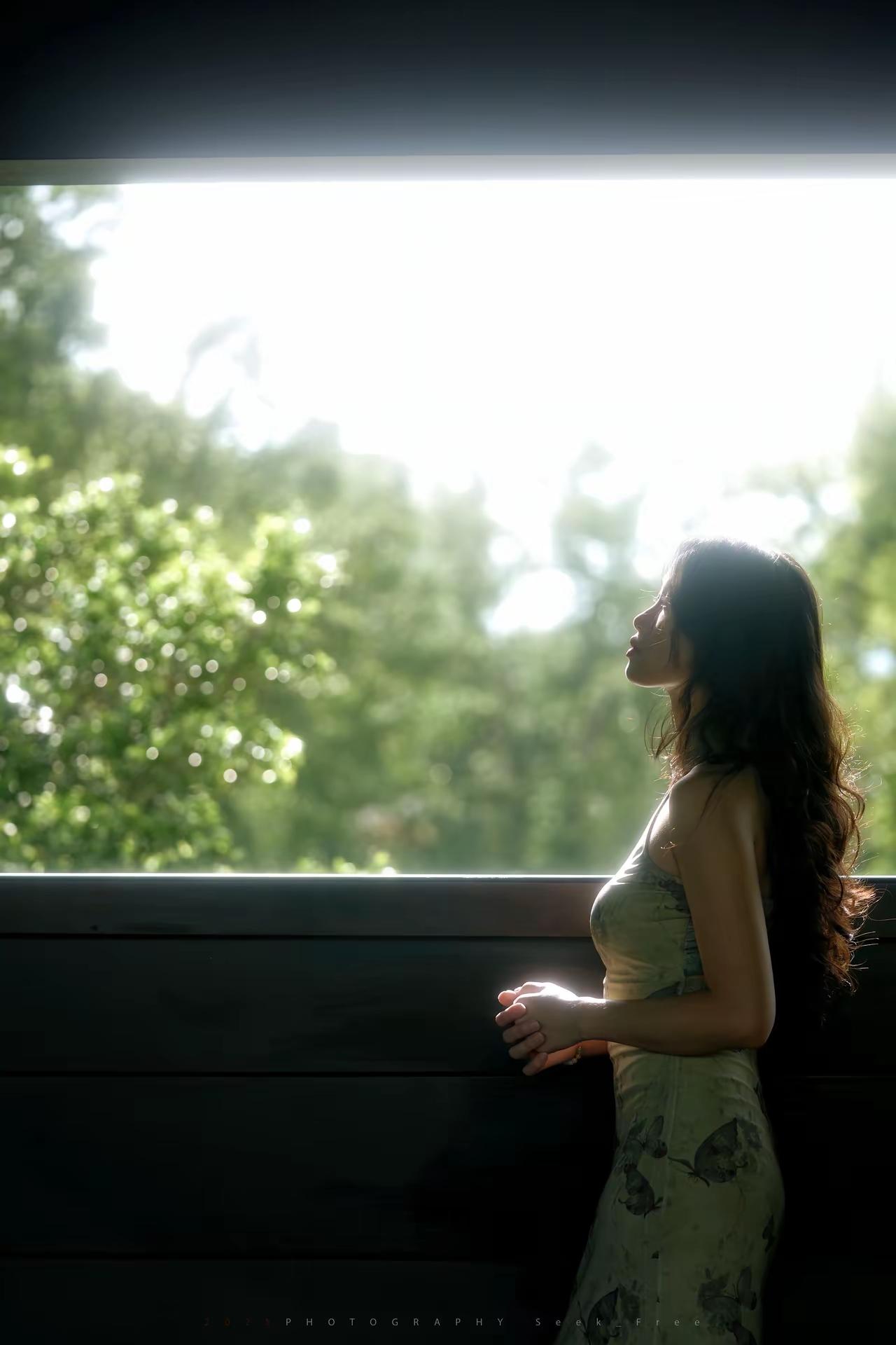 对联
上联：凝视；
下联：[作揖][作揖][作揖]。