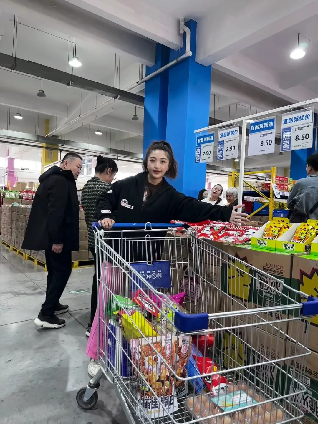 乌鲁木齐这超市让我差点以为过年了，台人多！