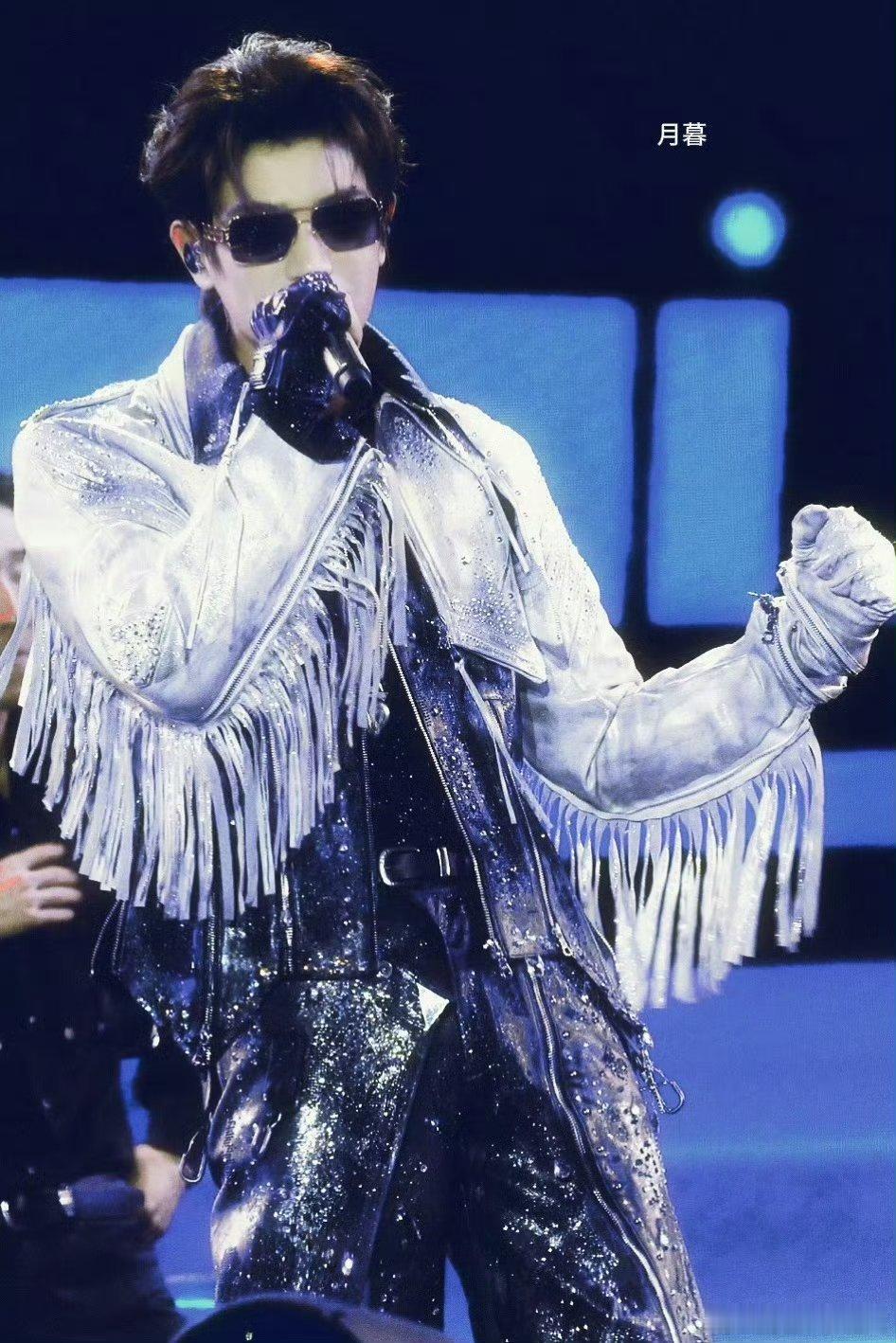 dyx 坚持的方向是梦想的方向，微笑的地方是有你的地方。丁禹兮山河枕｜丁禹兮卫韫