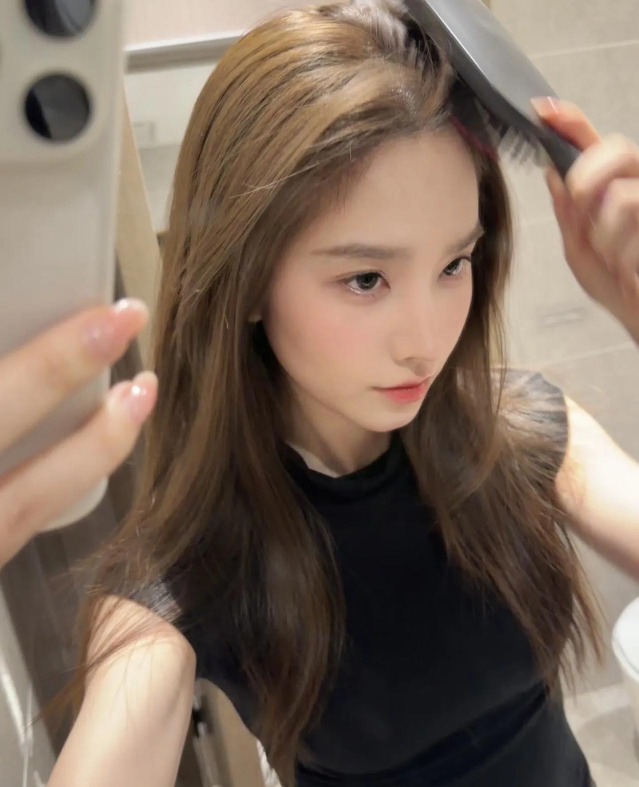 小令·浣溪沙
纤手轻梳浅褐丝，
镜中眉眼似春溪，
黑衫微露雪肌肤。
不借胭脂添媚