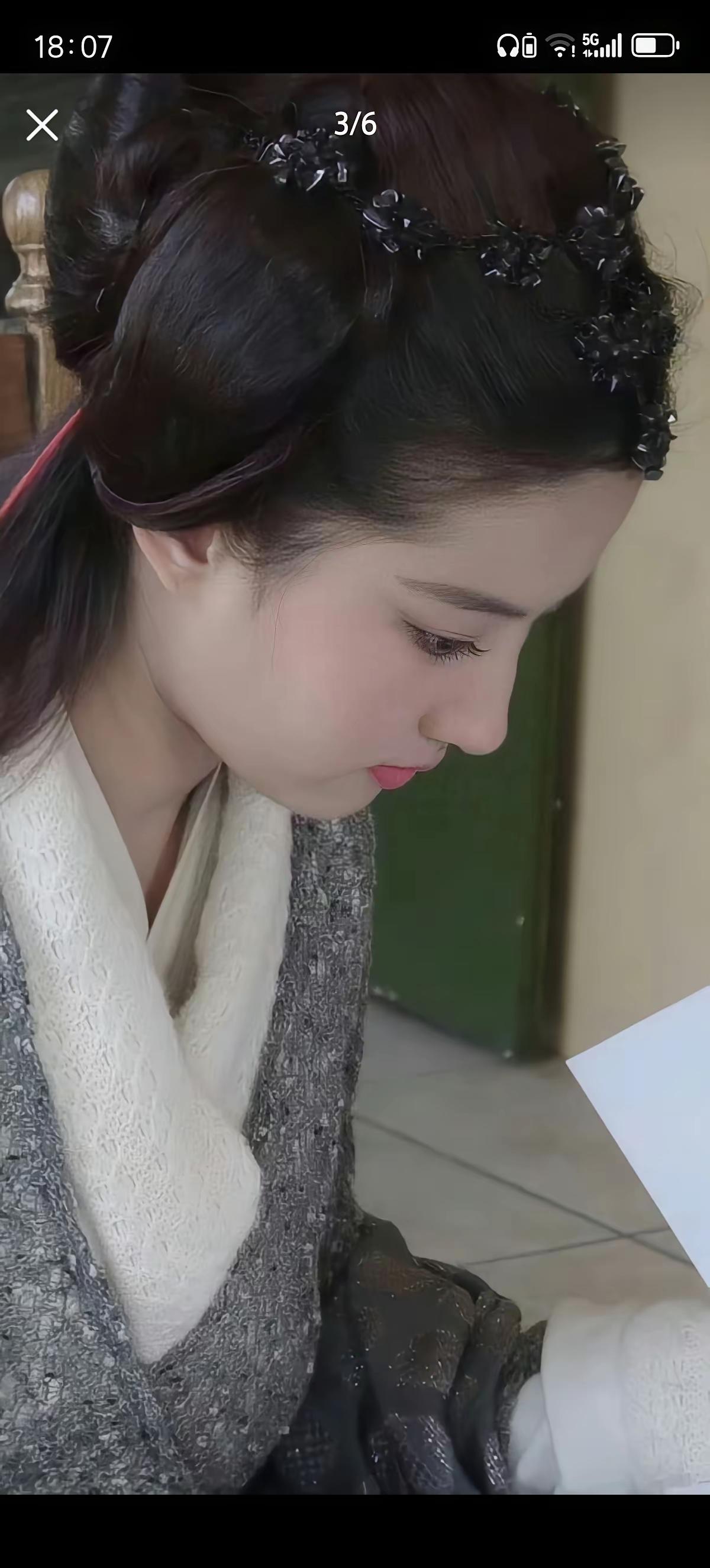 目测此刻的刘亦菲年龄不超过25岁
满脸都是胶原蛋白，正值最好的年华
古装扮相的小