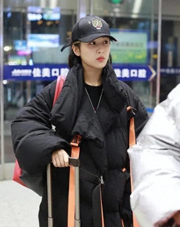 杨紫的黑色羽绒服，真的太会穿了！
 
谁说羽绒服只能臃肿？杨紫用一件黑色长款羽绒