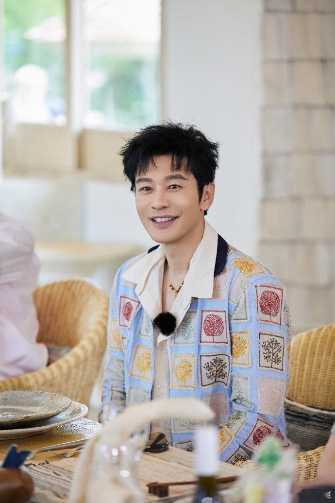 王俊凯丁程鑫听黄晓明说绕口令的反应你好星期六努力假装淡定的样子太真实了，王俊凯眨