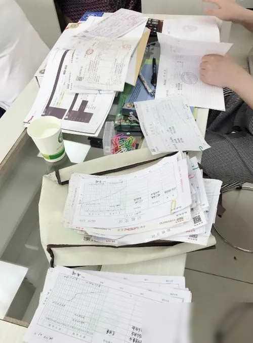 公司出纳小姐得知离职消息后，联络了在税务部门任职的哥哥。正值午休时间，哥哥未换装