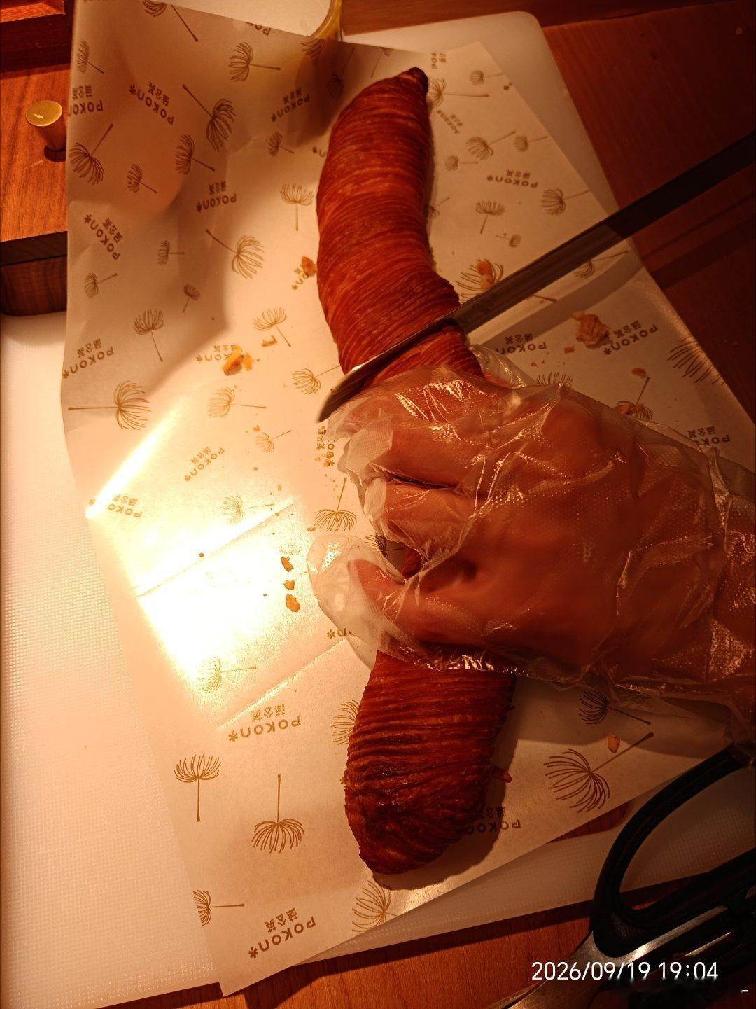一直喜欢 好利L也叫 蒲公Y家的面包外皮微微酥脆，内里松软绵密，咬一口麦香满满，