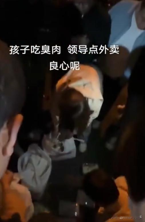 太讽刺了！昆明长丰学校食堂“臭肉”事件后，家长在学校外讨要说法，没成想，学校领导