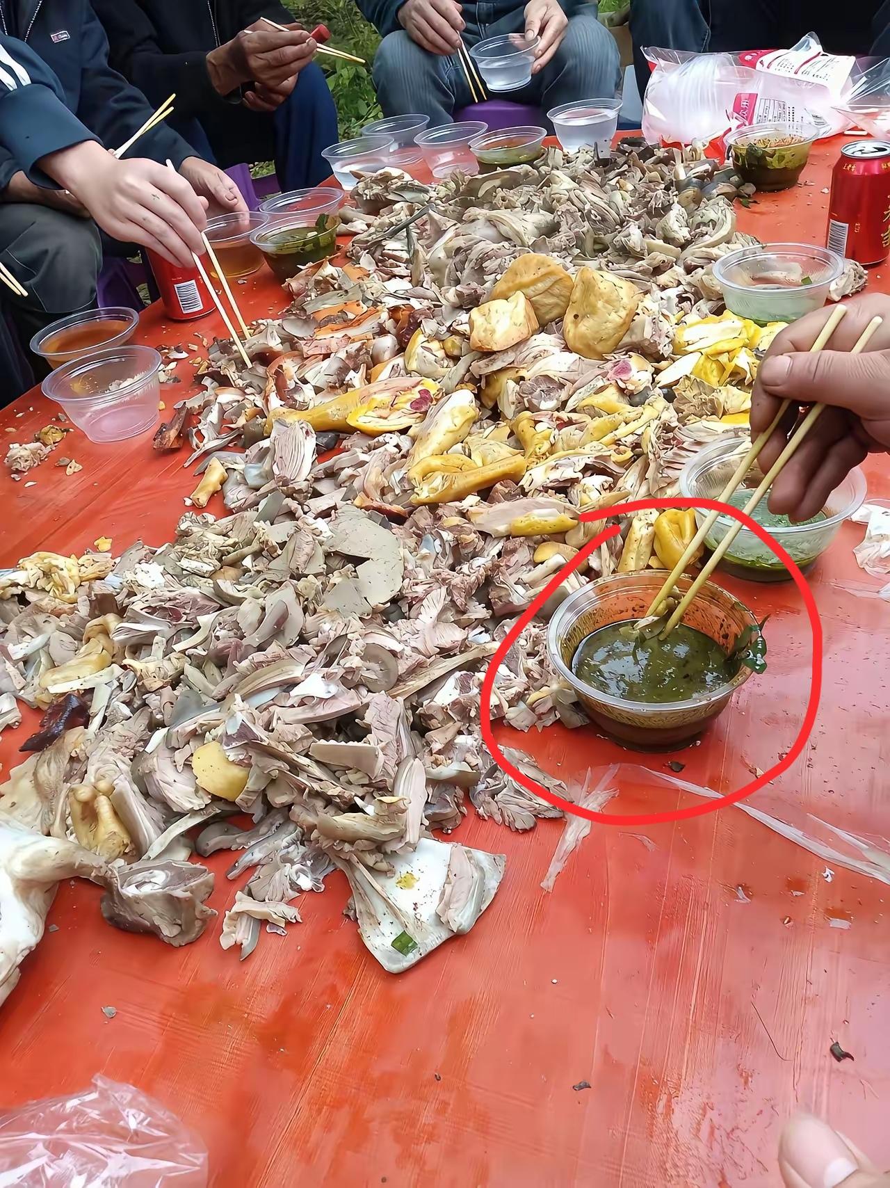 这个颜色的“酱料”，我感觉像是……。
据说越南老表经常用的酱料，就图它那股“新鲜