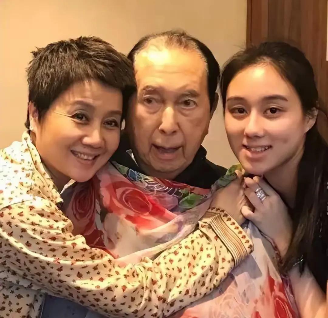 赌王何鸿燊有最小的女儿何超欣的时候是78岁，而四太梁安琪那时才39岁，这个年纪生