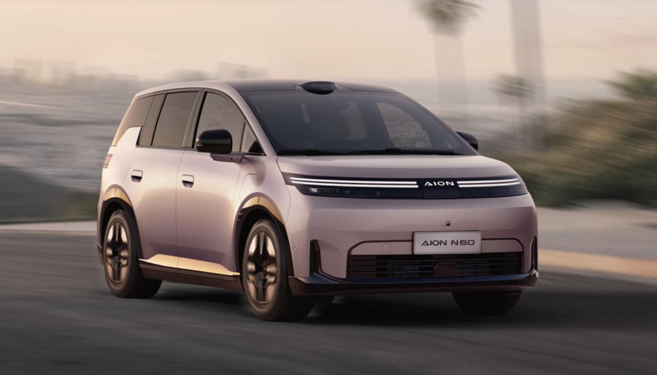 埃安N60在北京车展正式上市，有以下信息：
1、共推出三个版本，指导价10.98