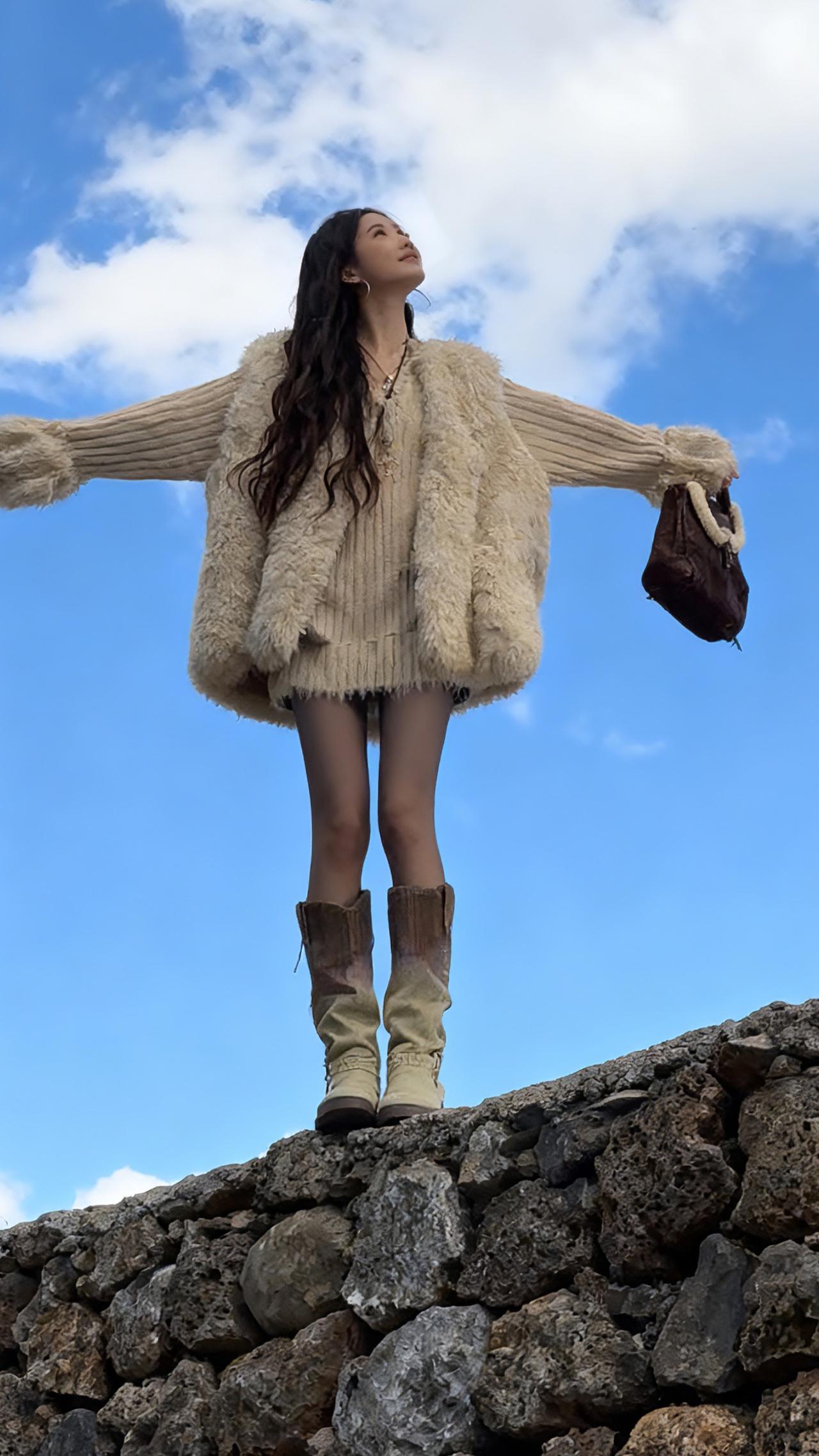 把温柔穿在身上💛 毛绒质感软到心窝，随便拍都自带胶片滤镜，秋日ootd被这件承