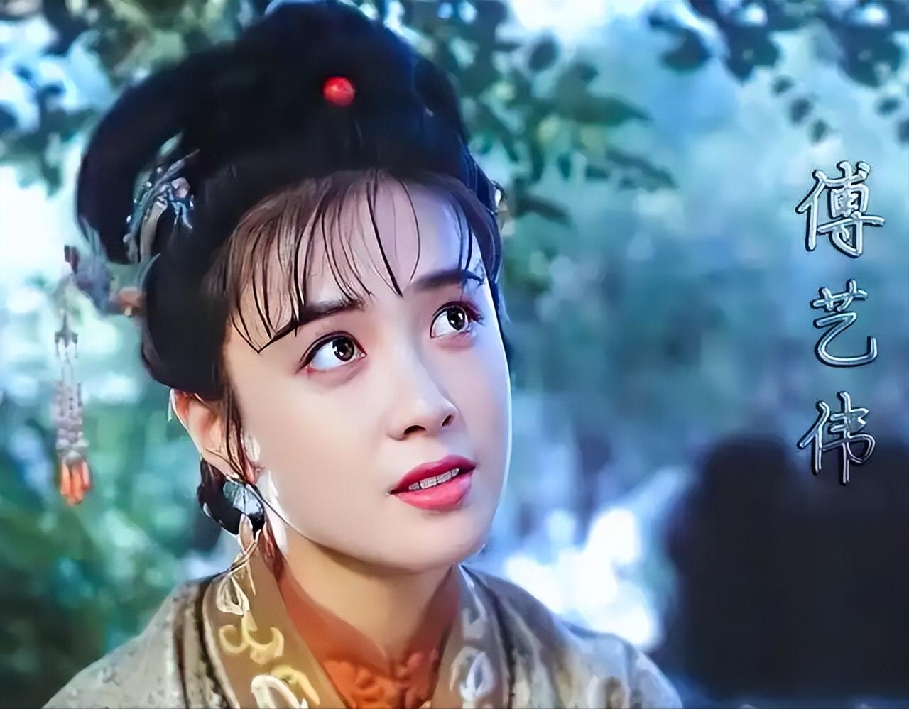 59岁的傅艺伟站在北京公墓里，亲手把儿子的骨灰盒放进墓穴，旁边站着她离异多年的前