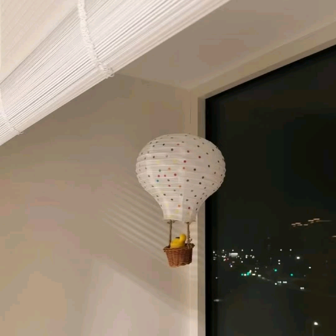 我最喜欢做的事就是戴着耳机 听着喜欢的歌 在路上自由自在的走着 