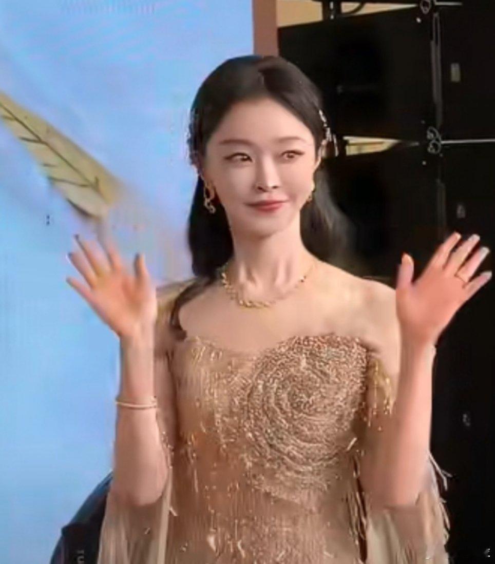 宋轶人比花娇 谁懂宋轶这个颜值杀伤力呀！娇艳欲滴的脸蛋，精致的造型，简直就是小仙