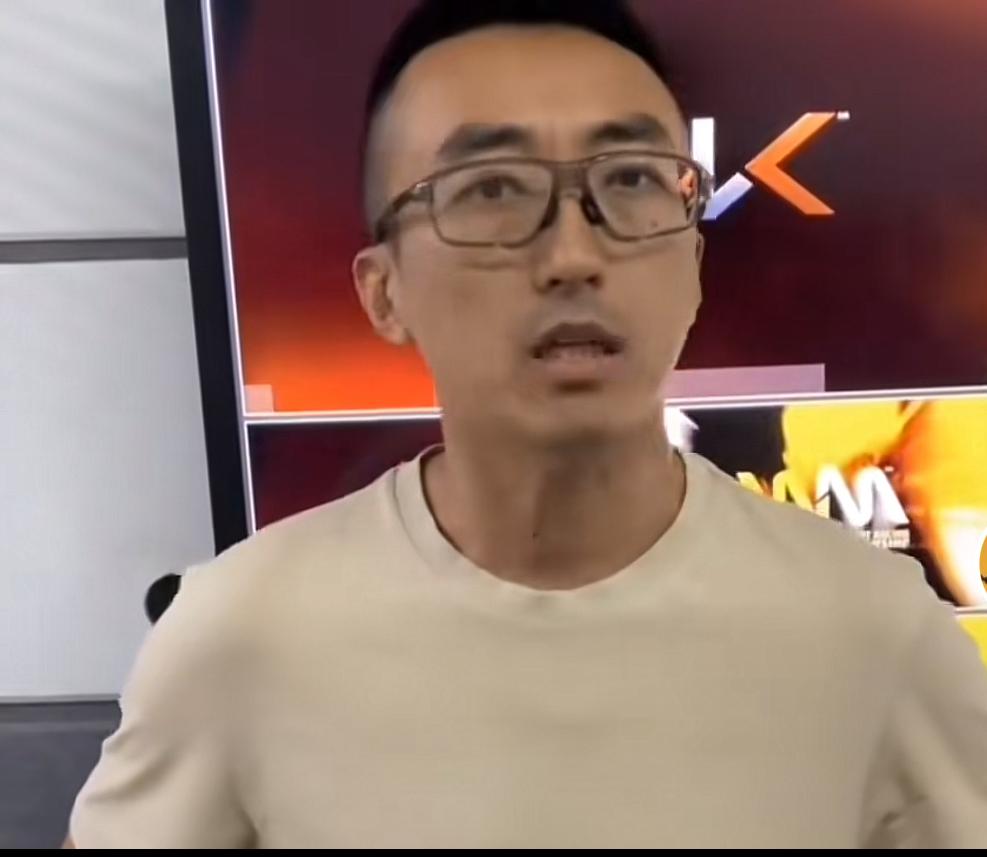 张雪机车官方直播间解说王一帆称：德比斯今晚有机会“昙花七现”。但75号也说过，他