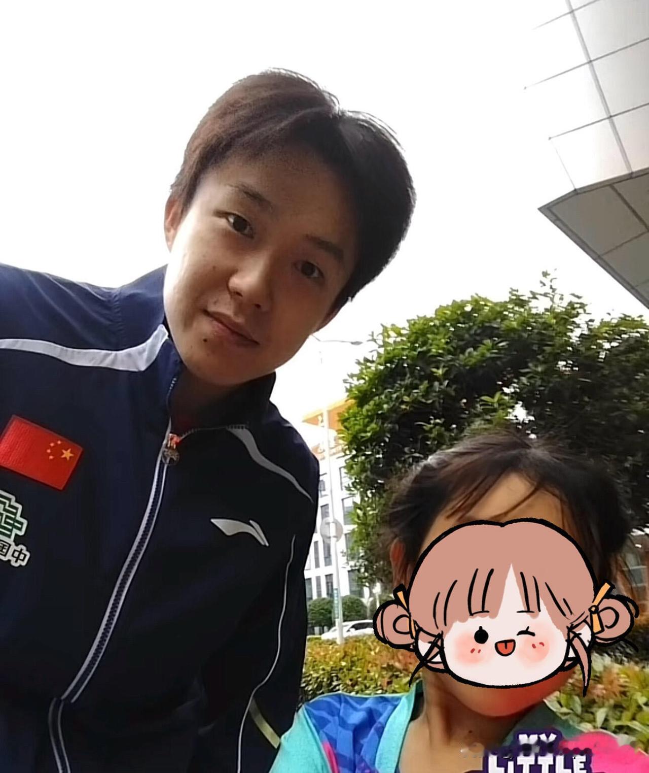王楚钦和小朋友的合照，小天才合照再加一张。

国乒在成都的封训今天是最后一天了，