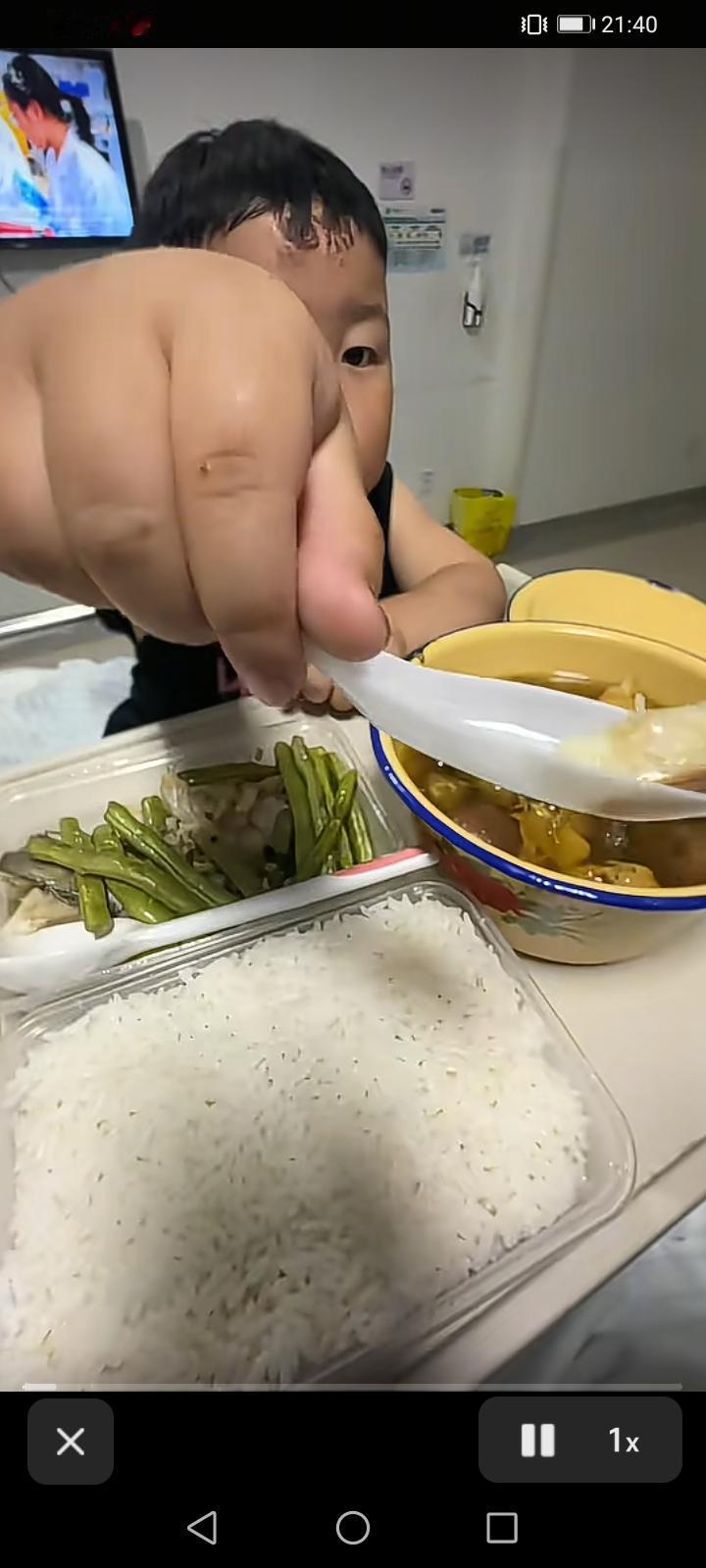 小家伙还是依然既往的让妈妈先吃，今天的伙食依然非常朴素，不过两人应该够吃了，有豆