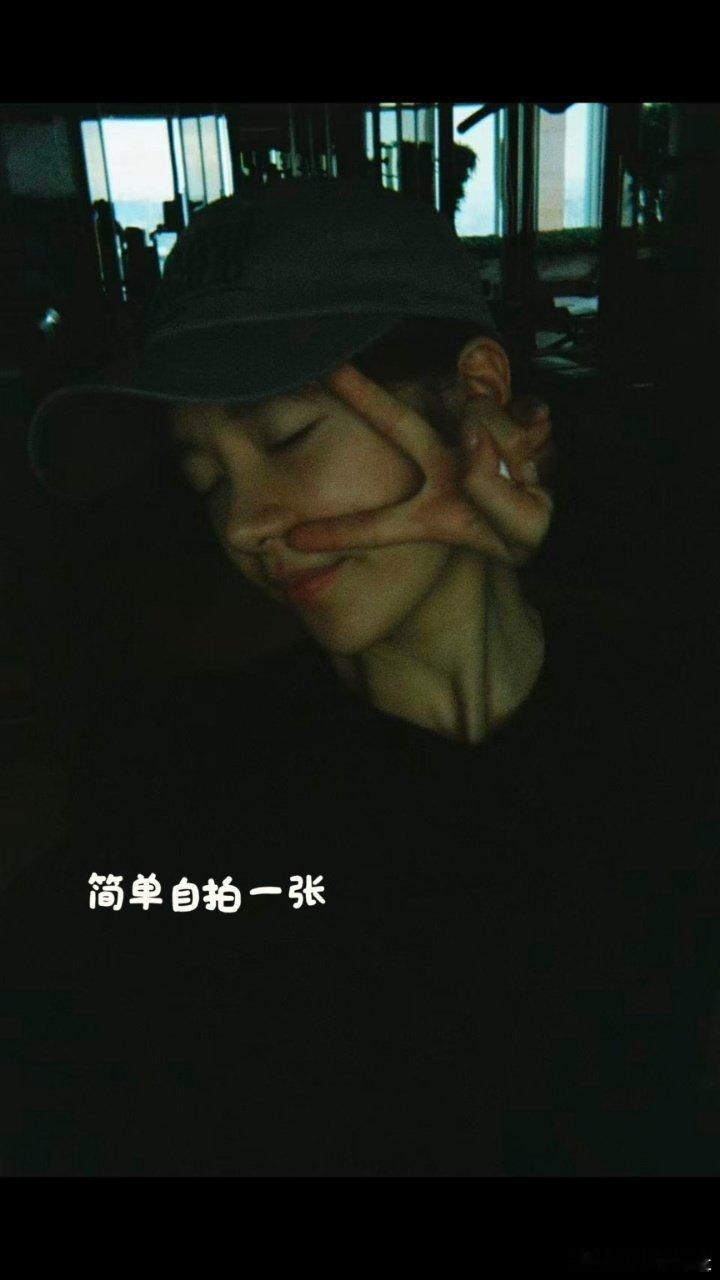 张月素颜扛住了所有镜头张月素颜照被曝光了素颜、马甲线、新歌剧透一次性解锁，张月不