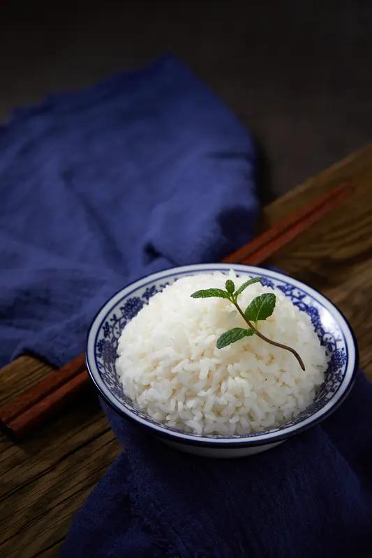 上联:二碗，白米饭，诚邀下联三两老白干。