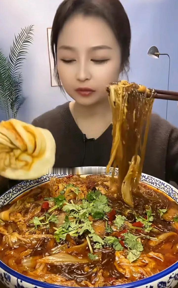 素面飘香入鼻香，麻辣鲜香滋味浓。#鲜香香# #好吃又香的面# #民间传统面美食#