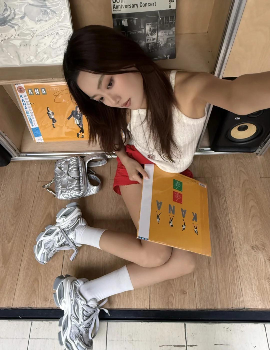 silver made my day
好久没穿老爹鞋，银色感觉增加了一点酷感
走