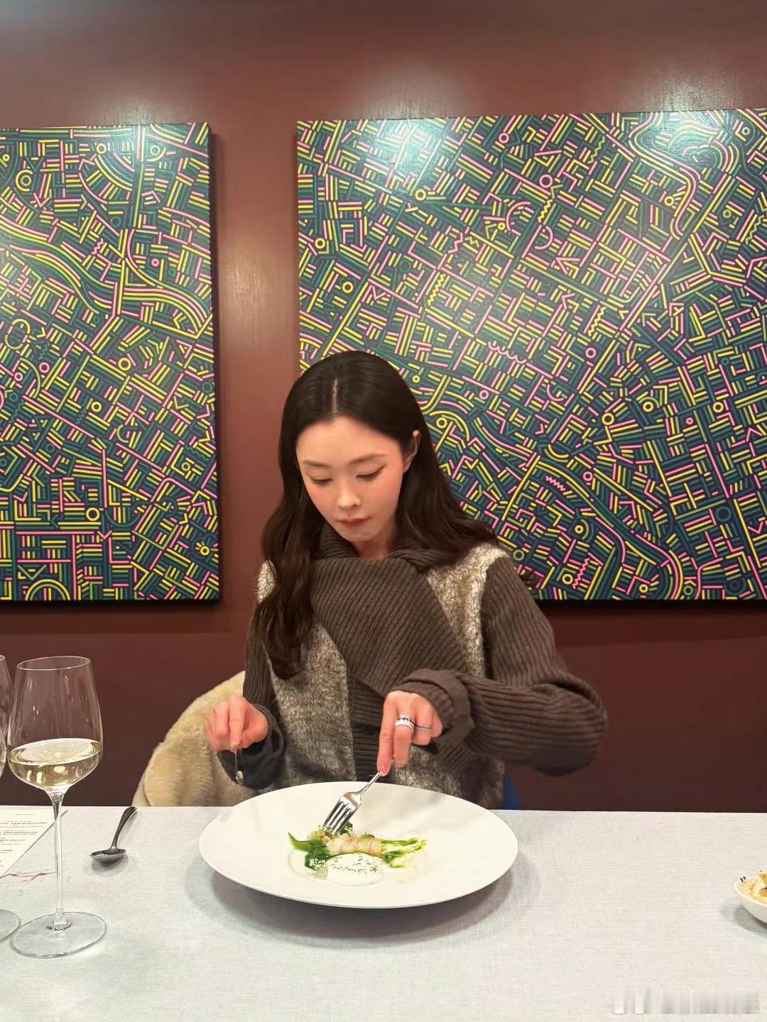 宋轶换微博背景这是在暗戳戳官宣嘛他俩绯闻传了好几年了，一直没分手，一直不官宣