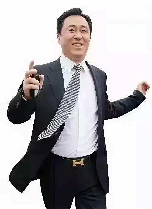 许家印红的发紫的时候，
有人说他如果没有腰带下面那两个东西坠着，早就飞到天上去了