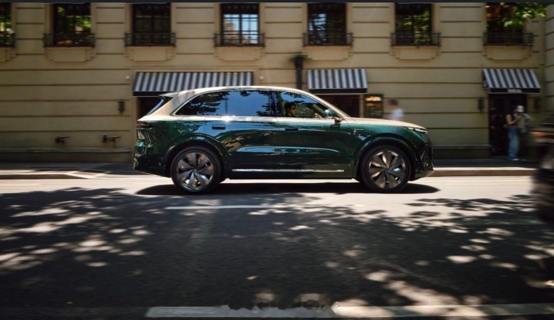 以前买大型家用SUV，总要做一道选择题。要么偏舒适，适合一家人出行，但驾驶乐趣基