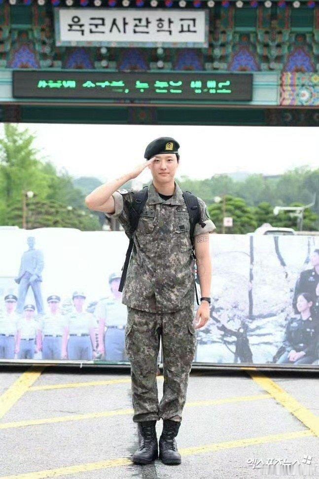 曹承衍退伍照曹承衍退伍仪式曹承衍退伍仪式，终于退伍，[送花花][送花花] ​​​