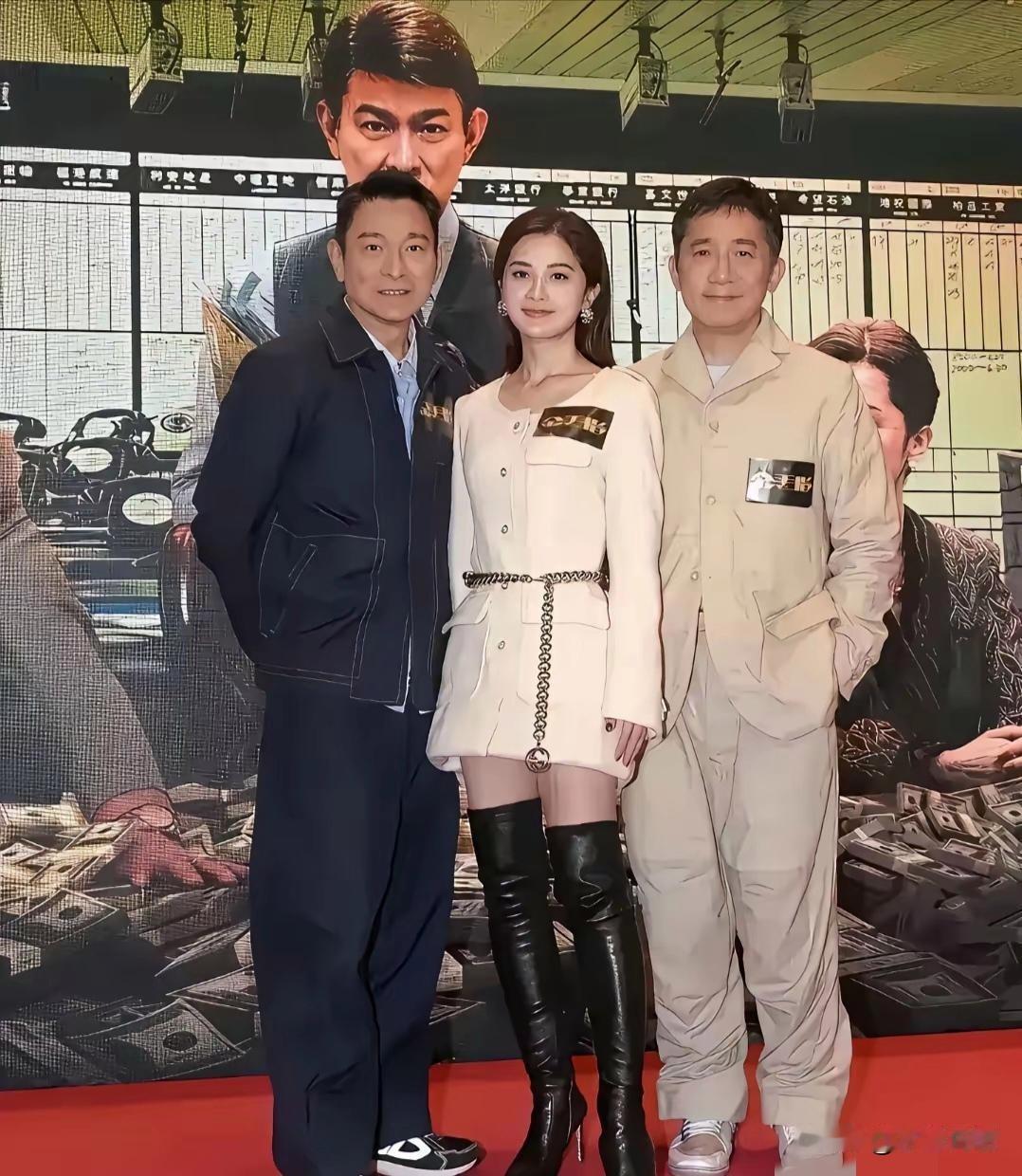 这是一张娱乐圈旧照，左边和右边的明星我都认识。就是中间那张看了半天也没有认出来是