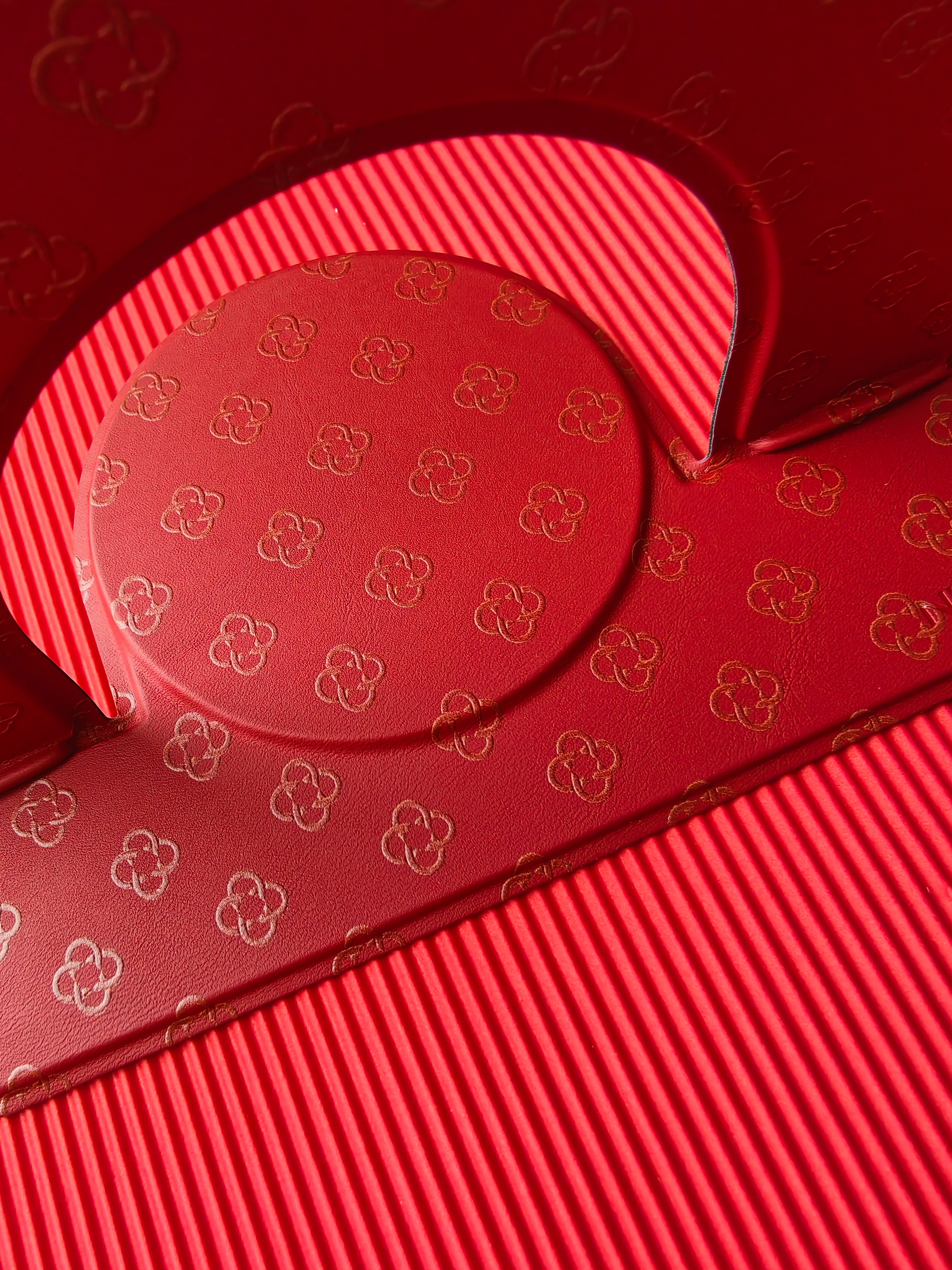 耐尔金这套新春礼盒不错，吉利又好看的「马蹄纹」鼠标垫、磁吸平板支架、手机支架、木