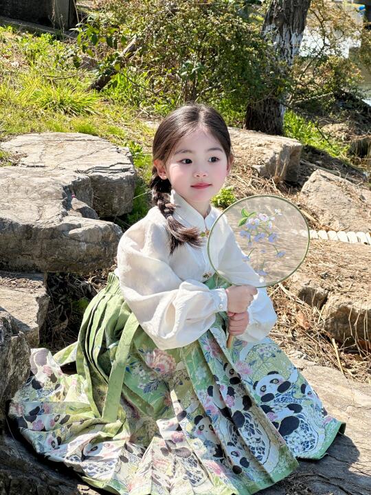 女儿穿上大熊猫马面裙好飒呀～ 🐼