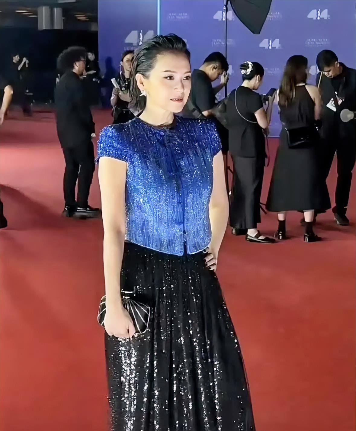 章子怡的这张红毯照第一眼错认成了巩俐！发福后的她更有气场了。近日，她凭借《酱园弄