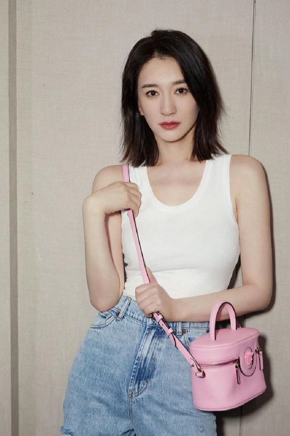 李小冉请粉丝吃关东煮李小冉五十岁路透生图 被李小冉的状态狠狠惊艳！五十岁的路透生