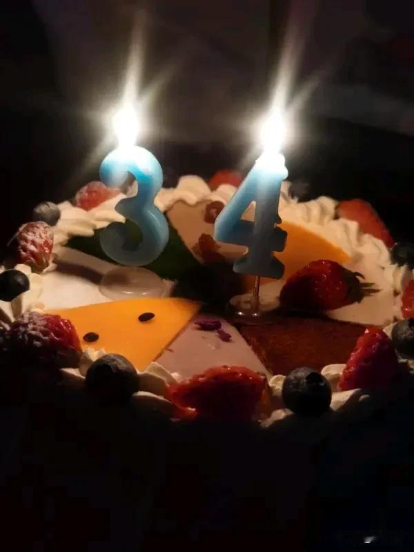 研究发现人会在34岁断崖式衰老 研究表明，人会在34岁经历断崖式衰老。斯坦福大学