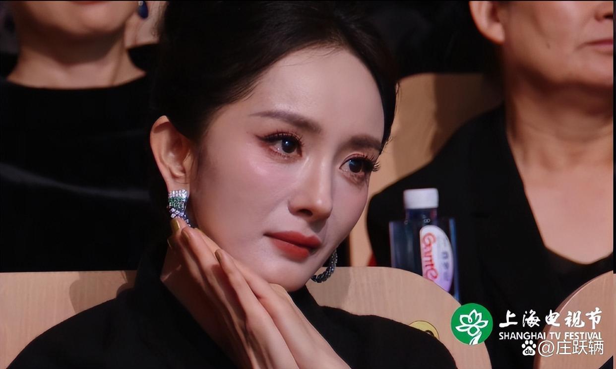 白玉兰典礼最失落的莫过于杨幂，全身高定加珠宝，结果只是陪跑 